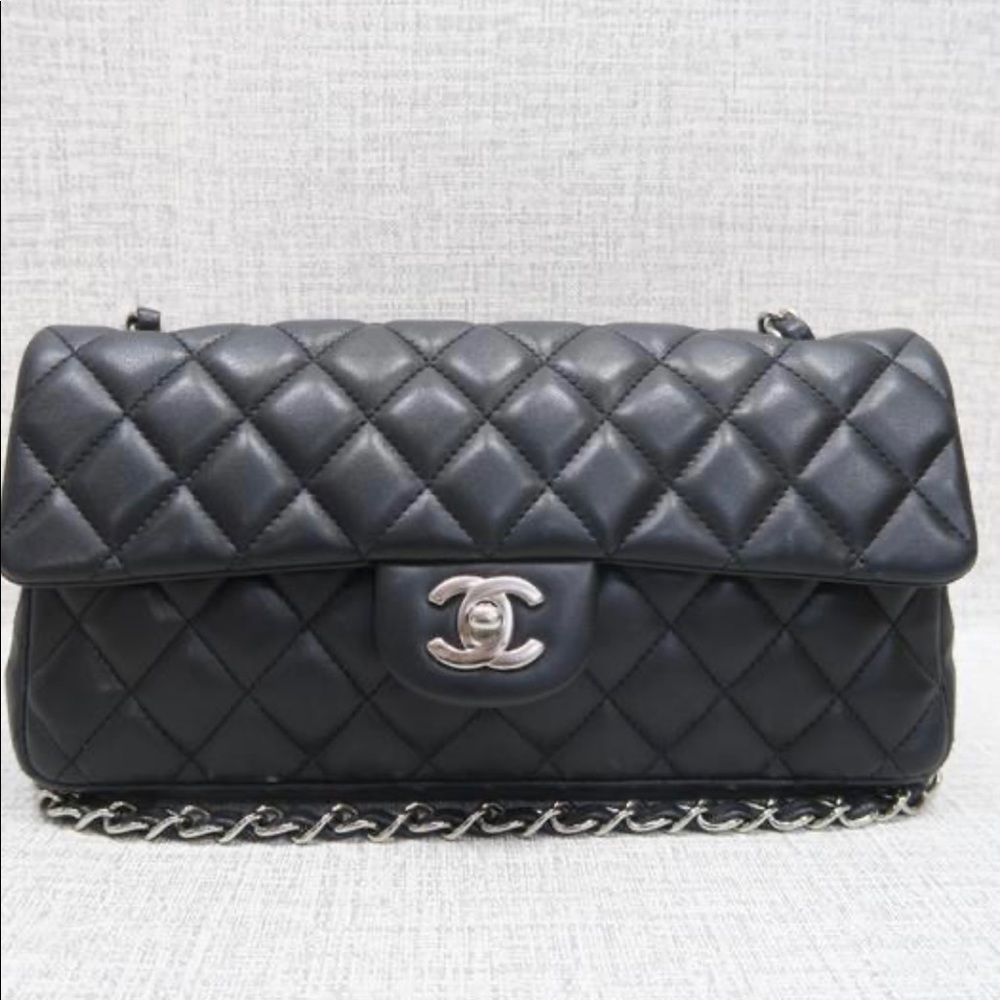 Black Lambskin Leather Shoulder Bag
9.5"L x 1.75" W x 5"H
Condition: Gent…